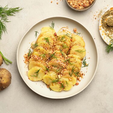 Skivad färskpotatis med brynt za’atarsmör och salta mandlar.jpg